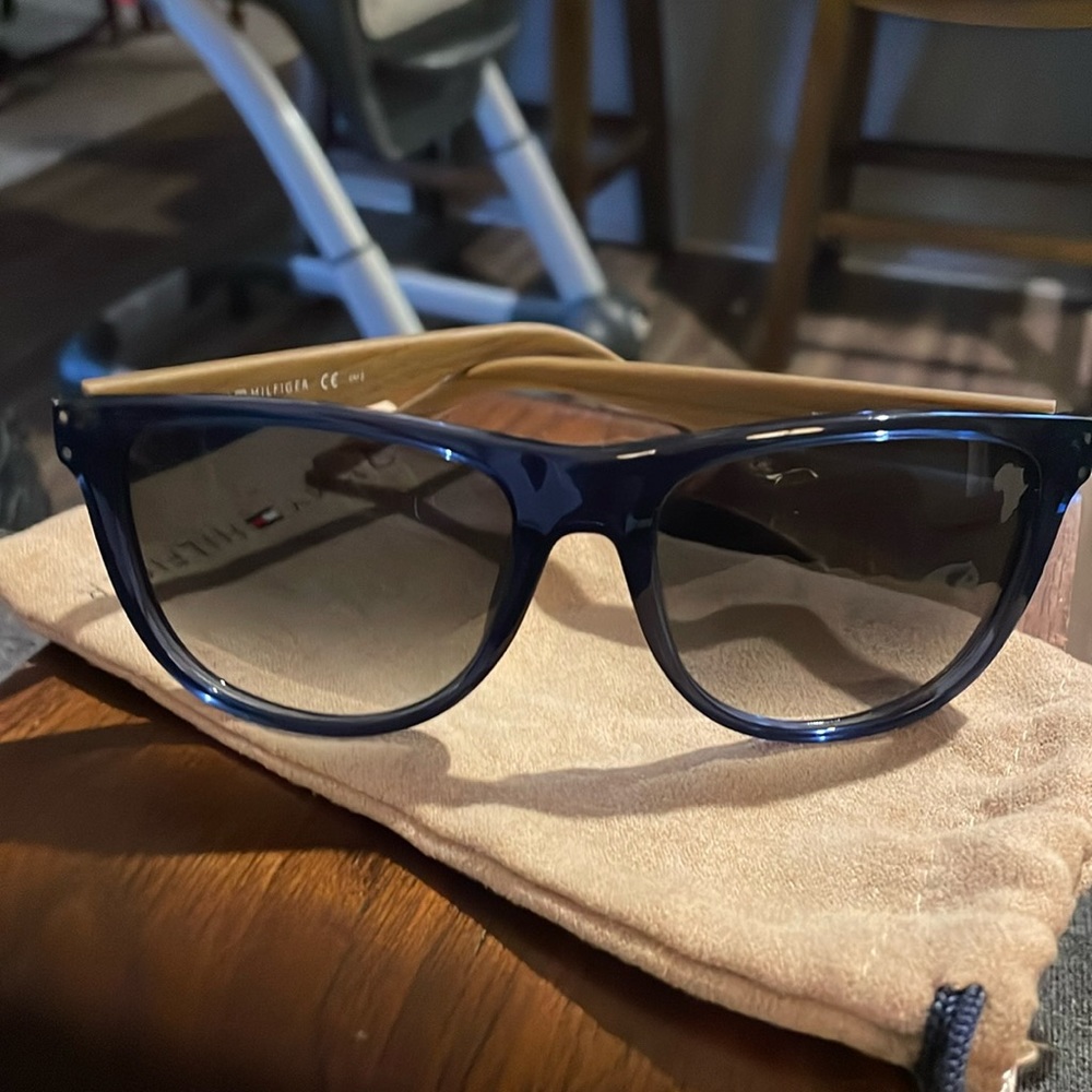 Tommy Hilfiger sunglasses dark blue w/patterned sides. NWOT suede case